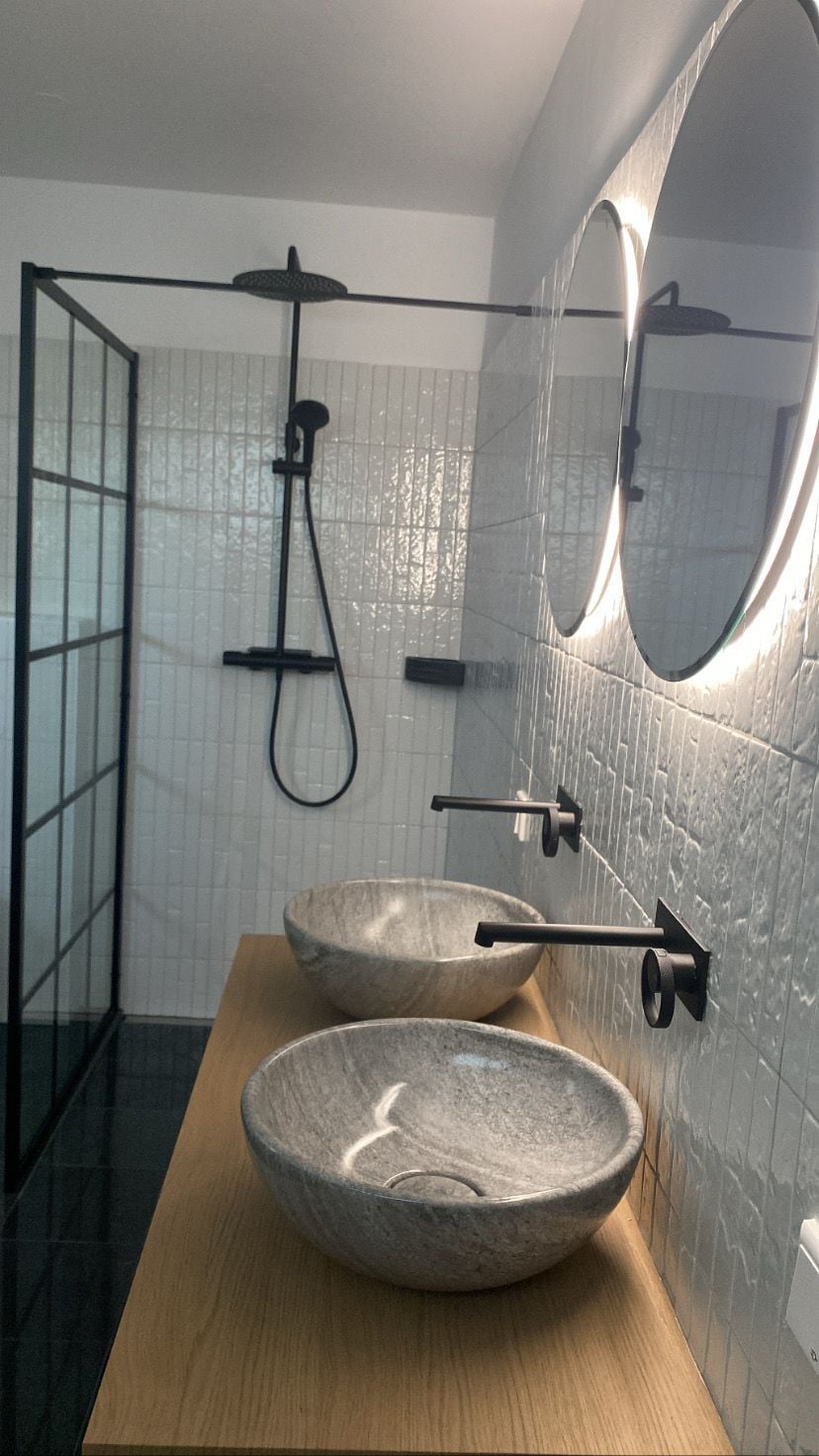 Moderne Badgestaltung im Showroom